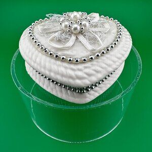 VINTEAG TRINKET BOX HEART SHAPE PORCELAIN WITH SILVER BEADSWHITE FLOWER ON LID